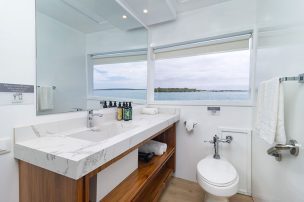 Balcony Suite Bathroom